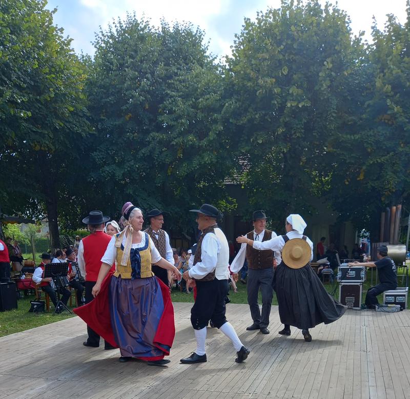 Marché aux puces et fête champêtre à l'ombre des tilleuls