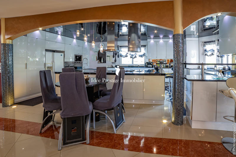 Maison contemporaine - 574 m² - 15 pièces