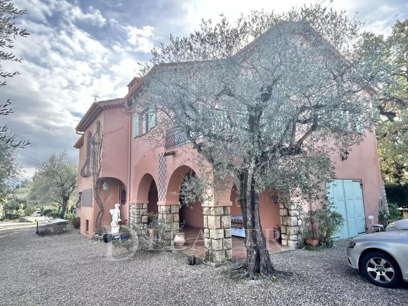 Villa - 235 m² - 10 pièces