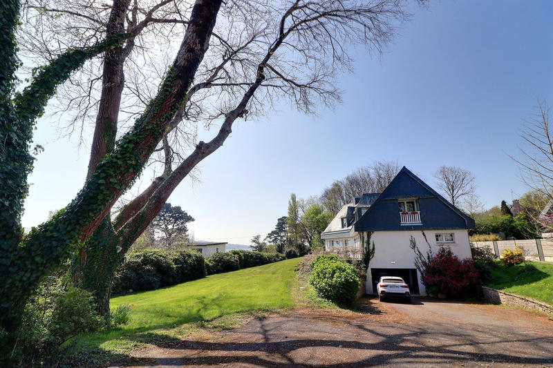 Propriété - 220 m² - 8 pièces