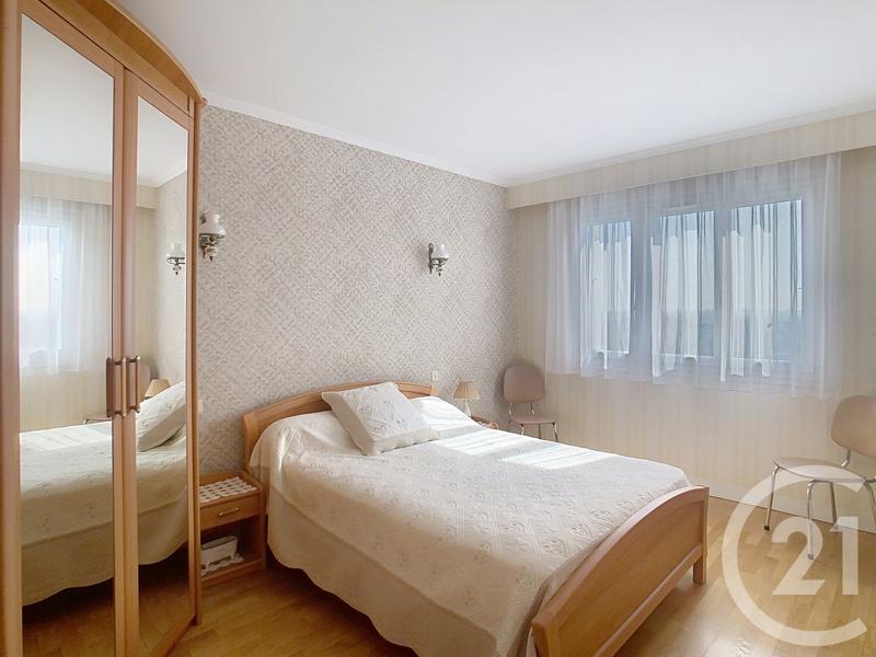 Maison - 279 m² - 12 pièces