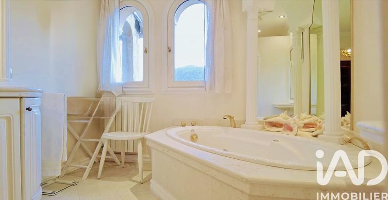 Maison - 231 m² - 7 pièces