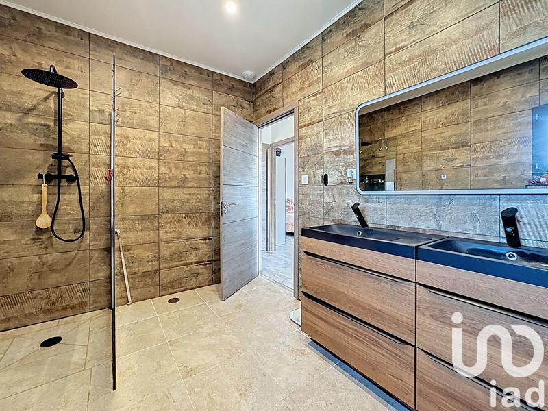 Maison - 222 m² - 8 pièces