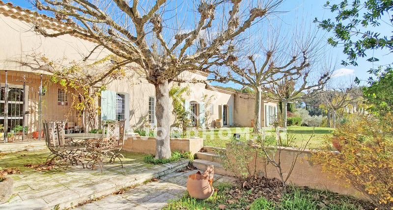 Maison - 330 m² - 8 pièces