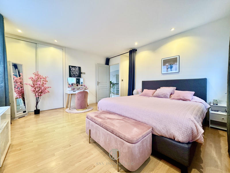 Maison - 239 m² - 9 pièces