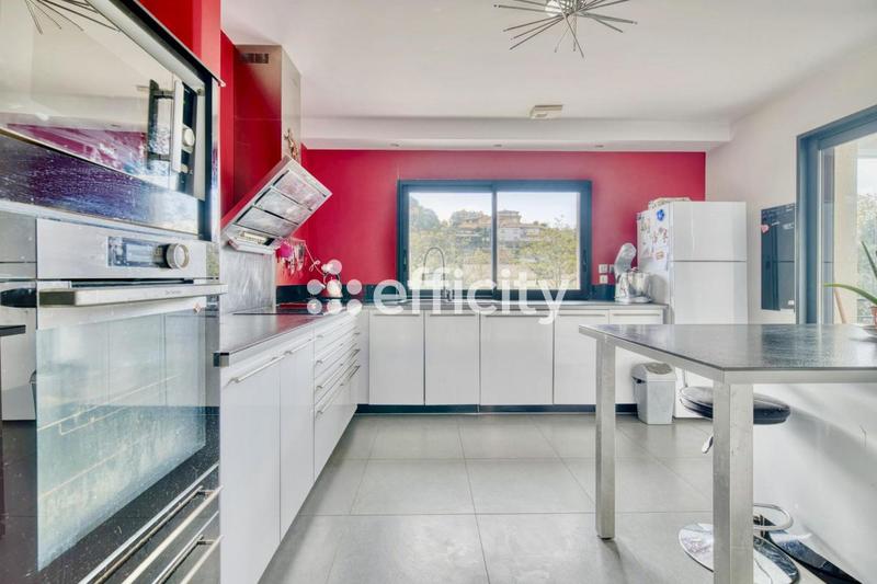 Maison - 246 m² - 7 pièces