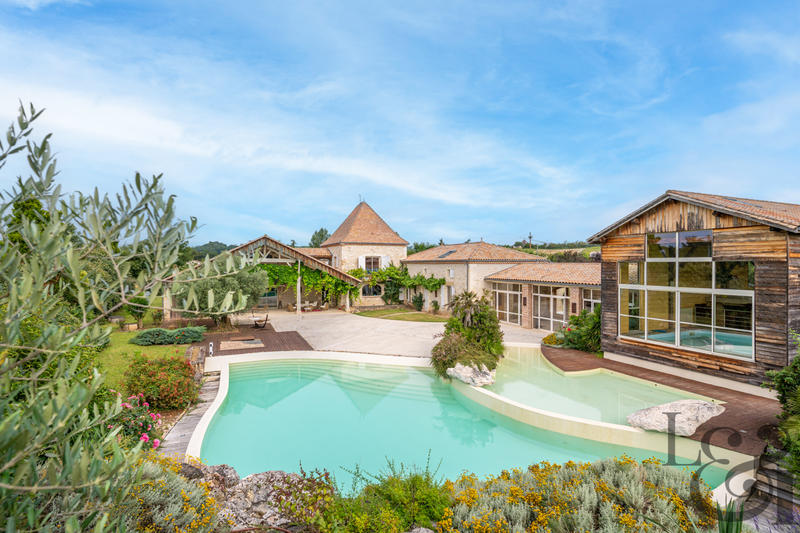 Maison - 769 m² - 8 pièces