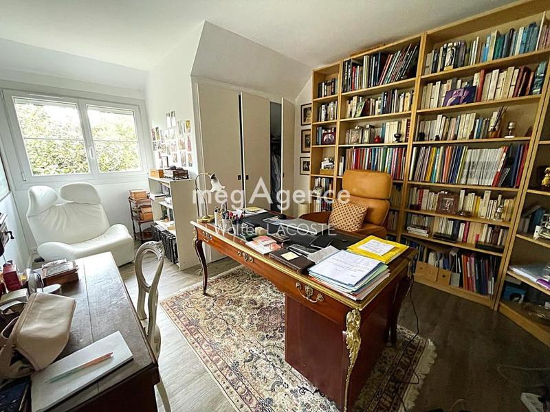 Maison traditionnelle - 260 m² - 10 pièces