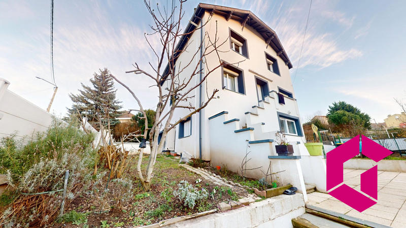 Maison - 221 m² - 8 pièces