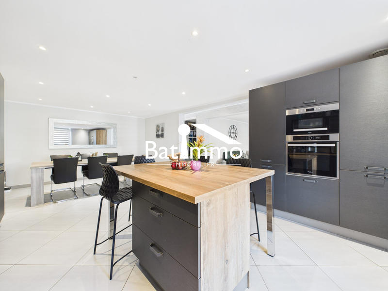 Maison - 245 m² - 8 pièces