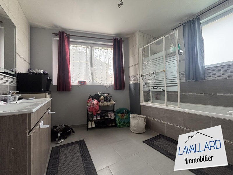 Maison - 233 m² - 7 pièces