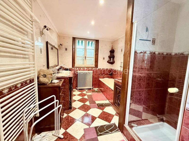 Maison - 256 m² - 9 pièces