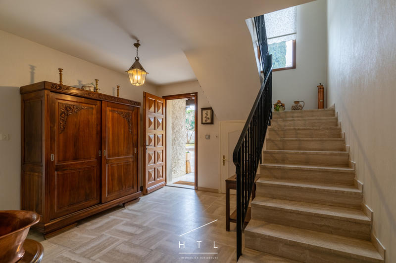 Maison - 233 m² - 5 pièces