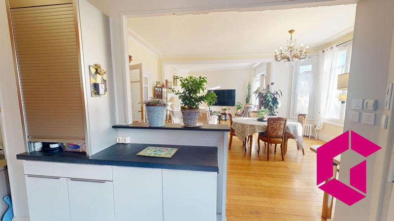 Maison - 337 m² - 9 pièces