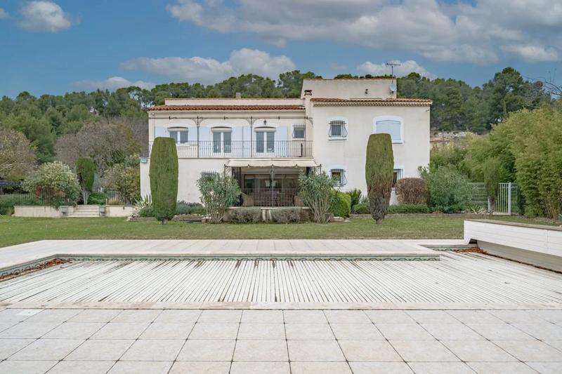 Maison - 335 m² - 12 pièces