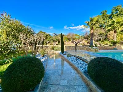 Maison - 687 m² - 12 pièces