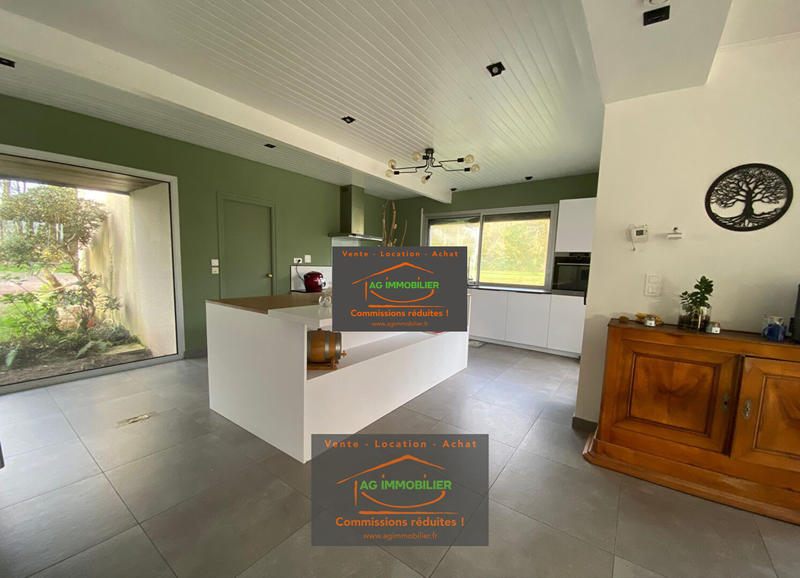 Maison - 341 m² - 9 pièces