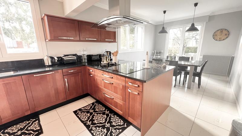 Maison - 212 m² - 8 pièces