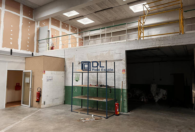 Entrepôt - 1 200 m²