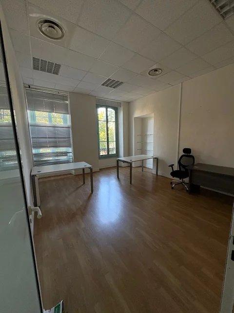 Local commercial - 130 m² - 4 pièces