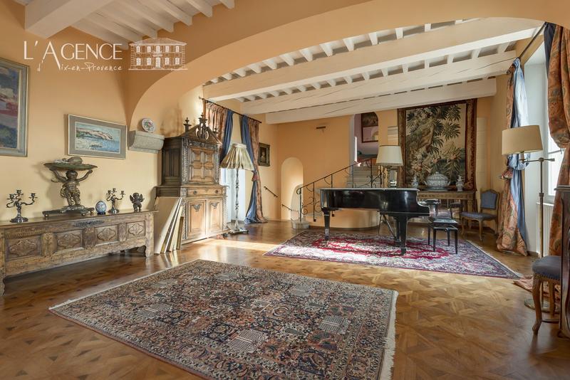 Maison - 1 100 m² - 18 pièces