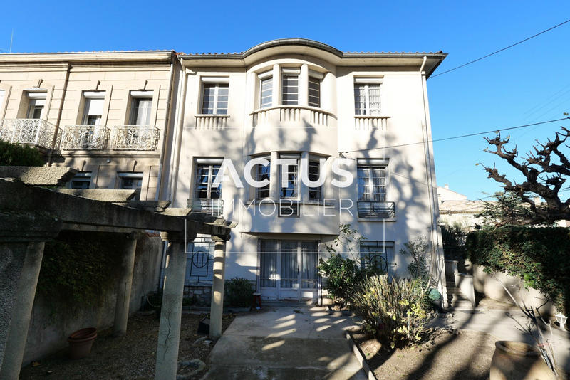 Maison - 240 m² - 9 pièces