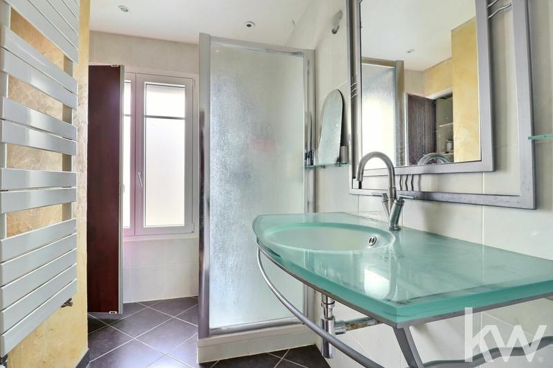 Maison - 241 m² - 8 pièces