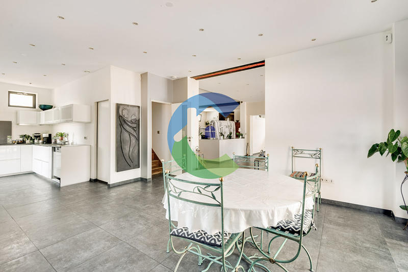 Maison - 247 m² - 7 pièces