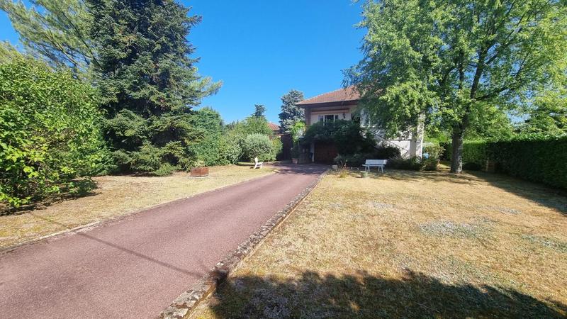 Maison - 210 m² - 6 pièces