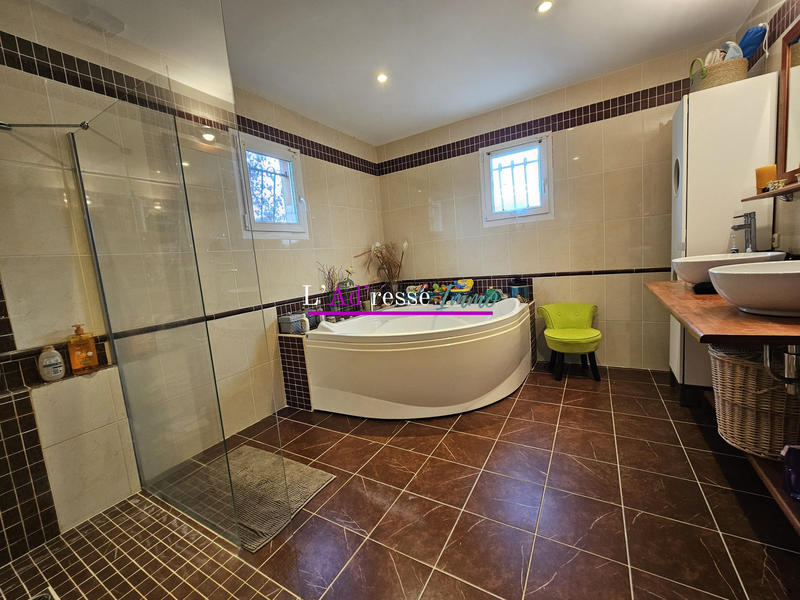 Villa - 246 m² - 15 pièces