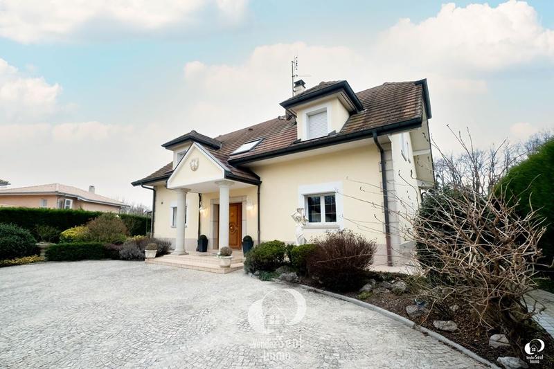 Maison traditionnelle - 274 m² - 8 pièces