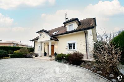Maison traditionnelle - 274 m² - 8 pièces