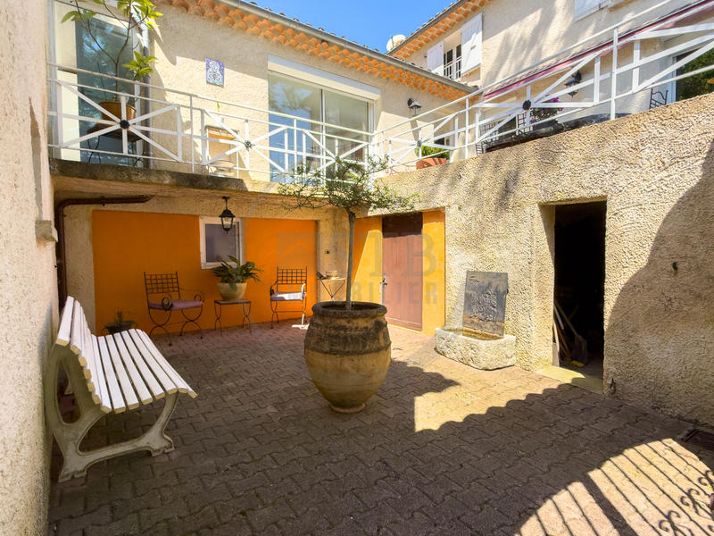 Propriété - 210 m² - 6 pièces