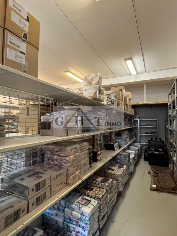 Entrepôt - 698 m²