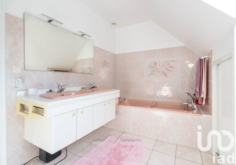 Maison - 246 m² - 9 pièces