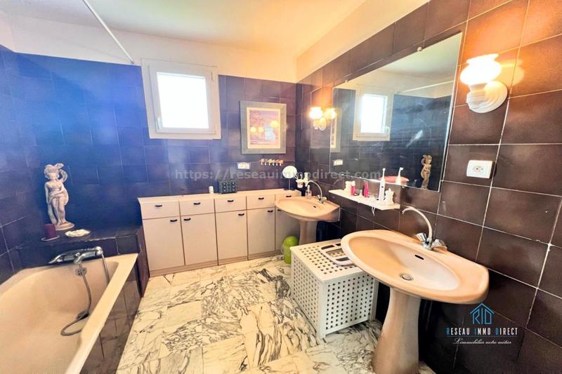 Maison traditionnelle - 222 m² - 7 pièces