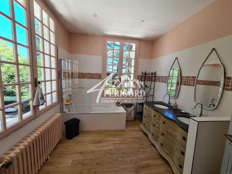 Maison - 250 m² - 12 pièces