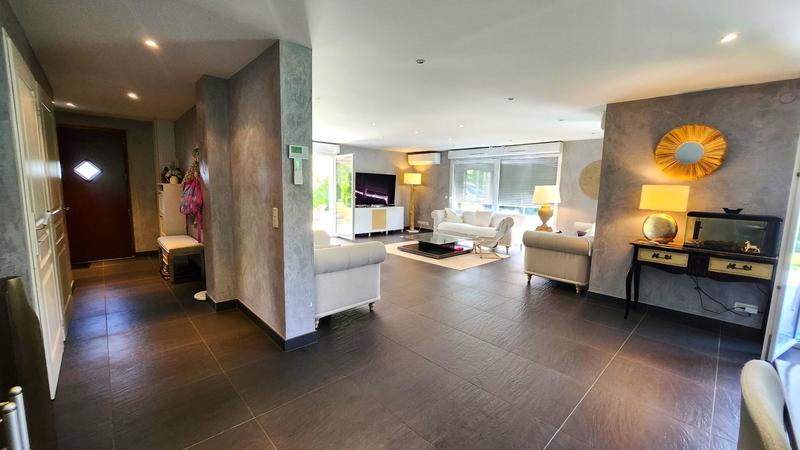 Maison - 220 m² - 5 pièces