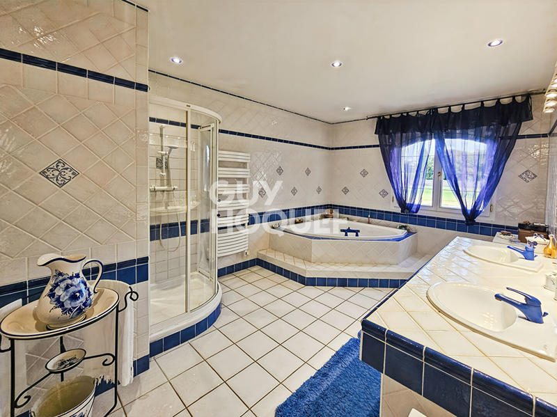 Maison - 340 m² - 10 pièces