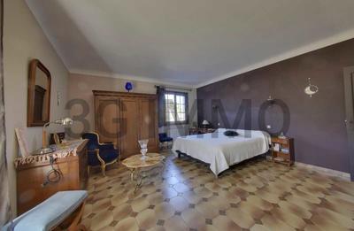 Maison traditionnelle - 237 m² - 7 pièces