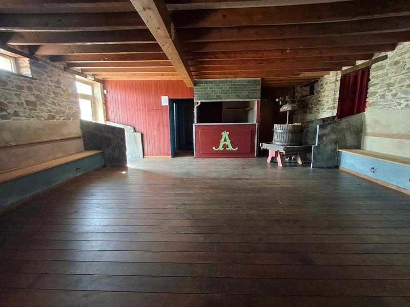 Maison - 270 m² - 1 pièce