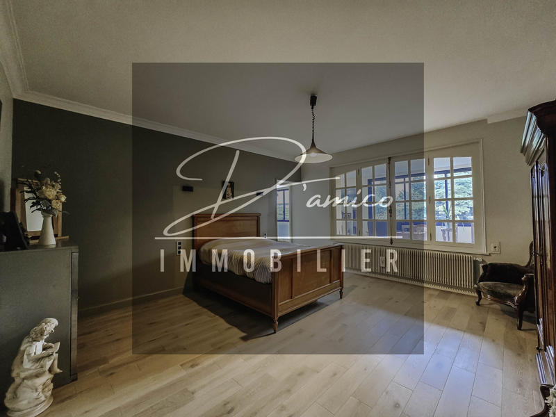 Maison - 338 m² - 10 pièces