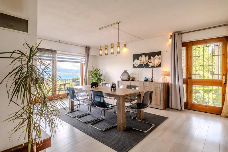 Maison - 216 m² - 9 pièces