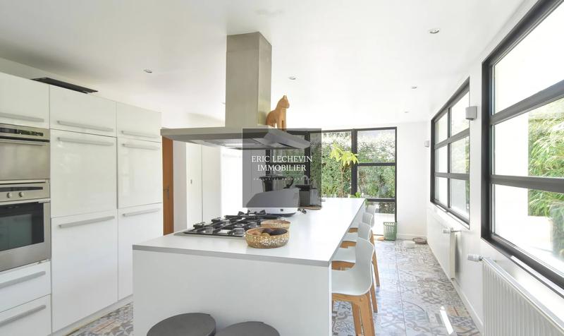 Maison - 330 m² - 7 pièces