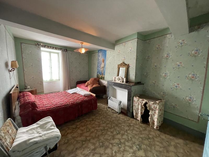 Maison traditionnelle - 250 m² - 12 pièces