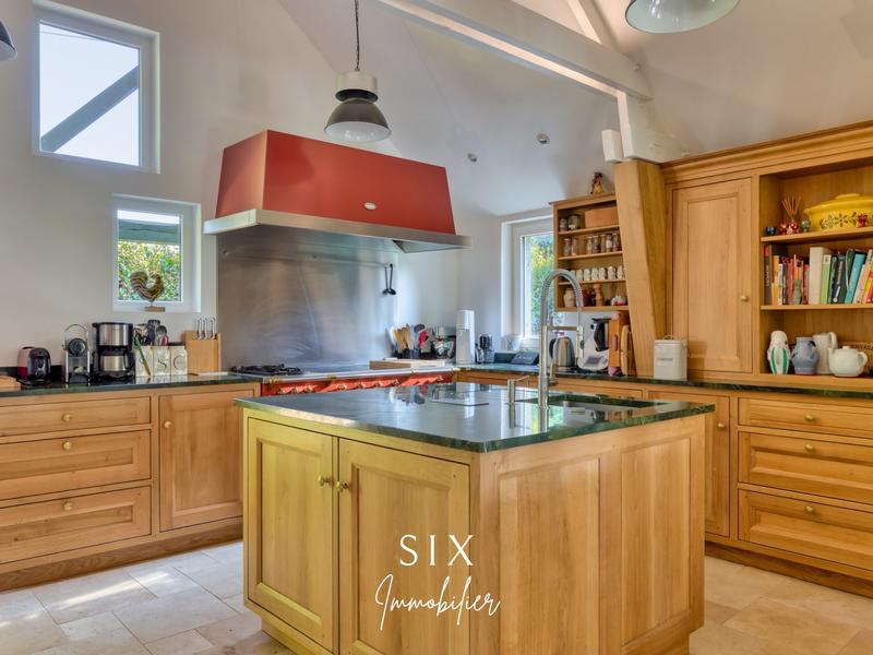 Maison - 240 m² - 10 pièces