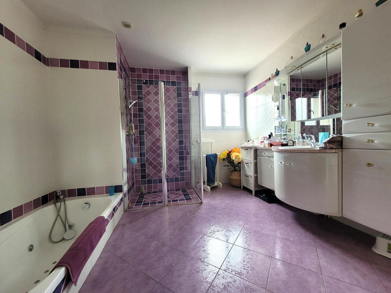 Maison - 235 m² - 8 pièces