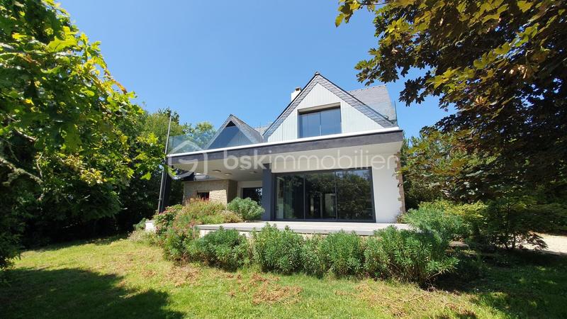 Maison - 210 m² - 10 pièces