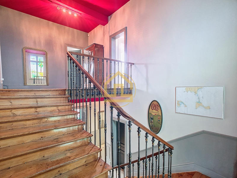 Maison - 292 m² - 9 pièces