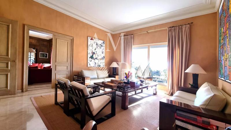 Maison - 682 m² - 11 pièces